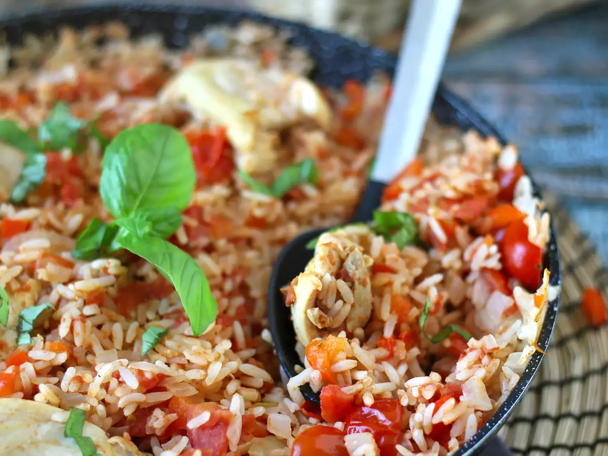 One-pot chicken dish with rice, tomatoes, and bell peppers - photo 3