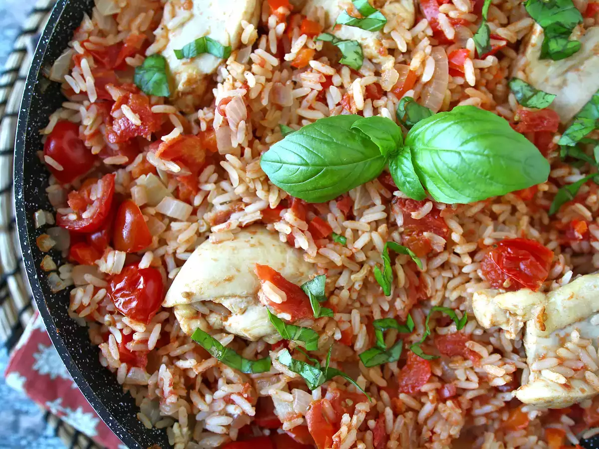 One-pot chicken dish with rice, tomatoes, and bell peppers - photo 4