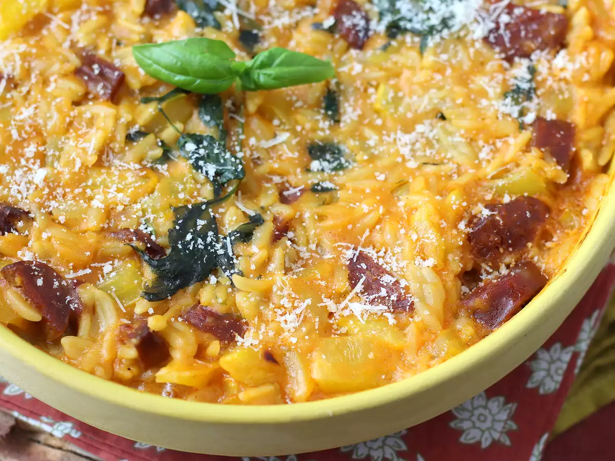 One-pot orzo pasta with bell peppers, chorizo, and spinach - photo 3