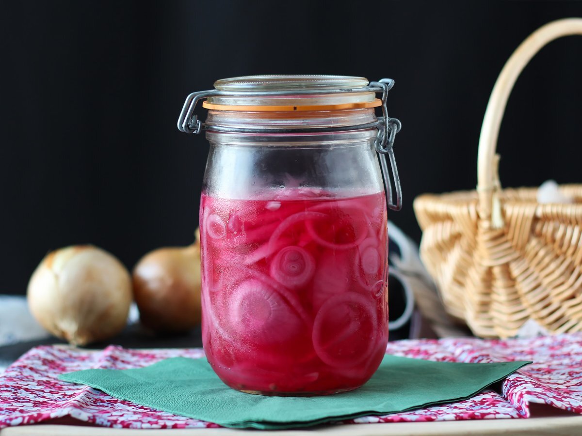 Onion pickles, perfect to enhance your dishes!