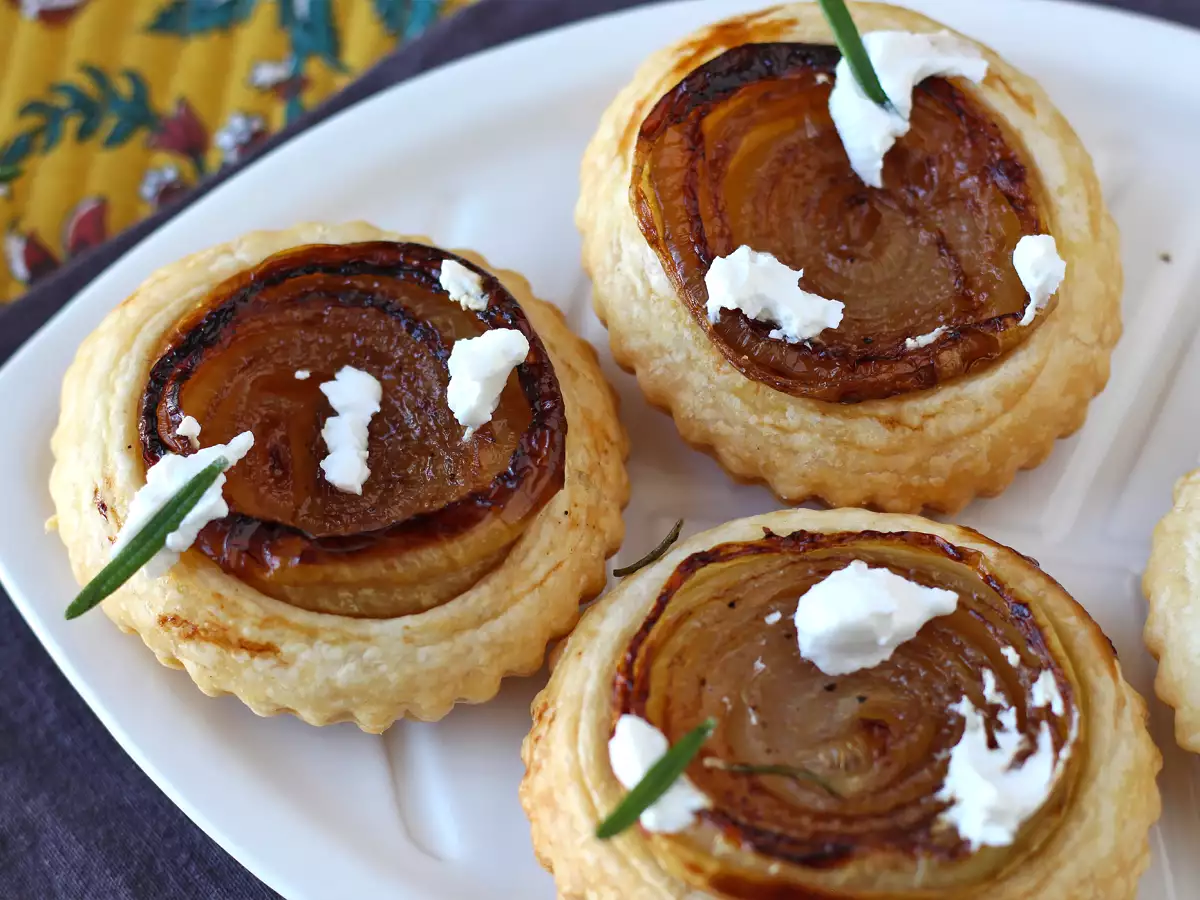 Onion tartlets tatin