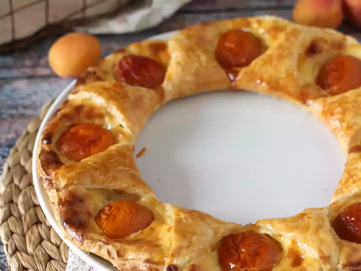 Oranaise pie - puff pastry, pastry cream and apricots - photo 2
