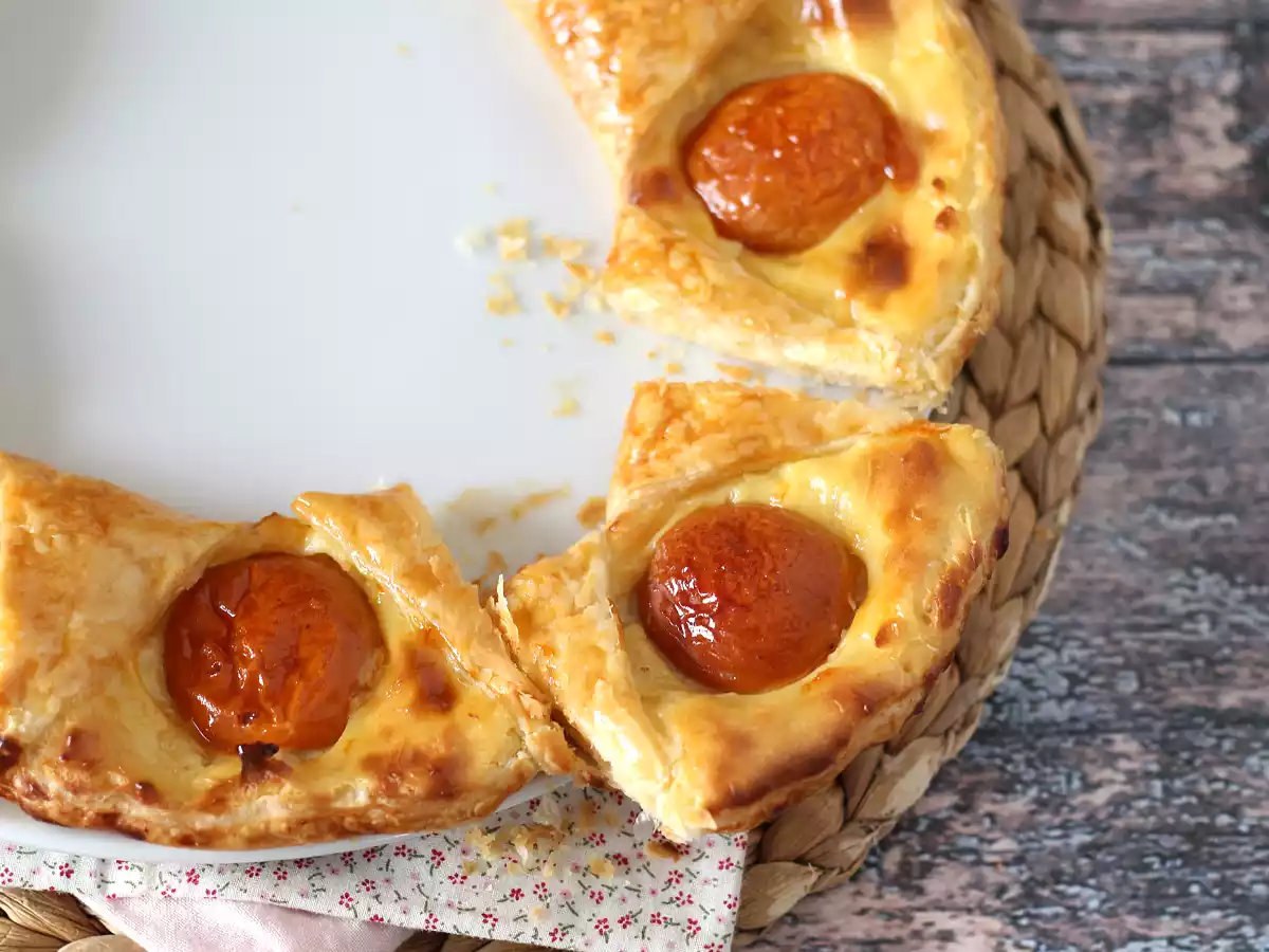 Oranaise pie - puff pastry, pastry cream and apricots - photo 4