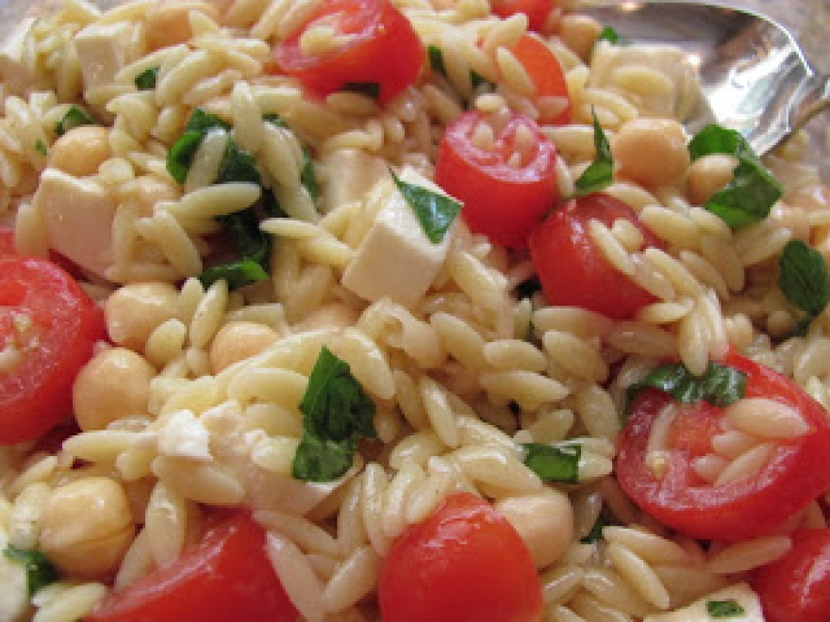 Orzo pasta salad with chickpeas, tomatoes, mozzarella, and basil ...