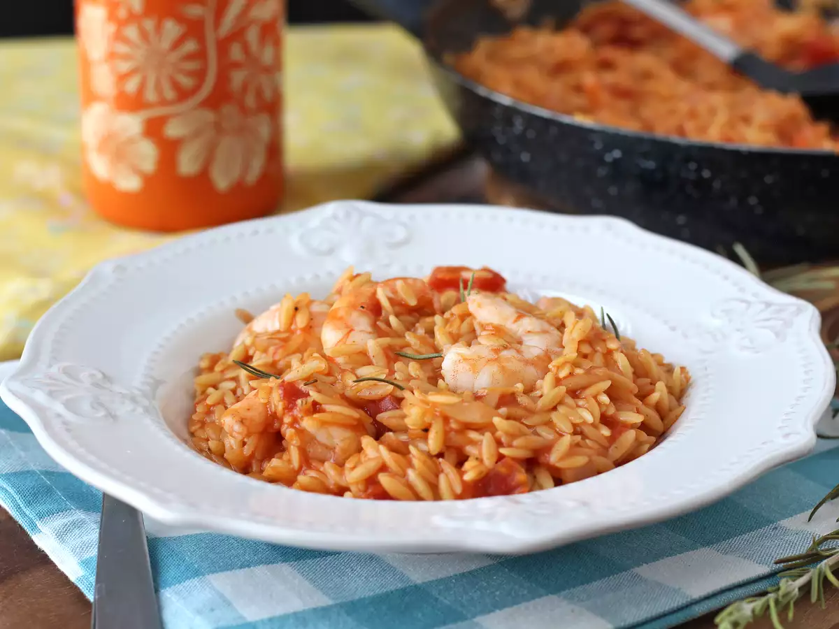 Orzo pasta with tomatoes and shrimp, cooked risotto-style - photo 2