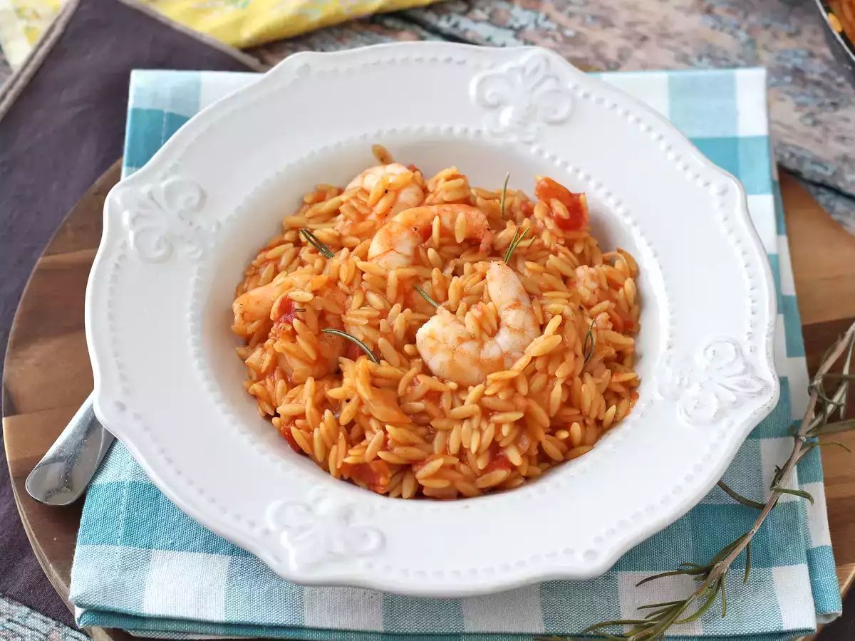 Orzo pasta with tomatoes and shrimp, cooked risotto-style - photo 3
