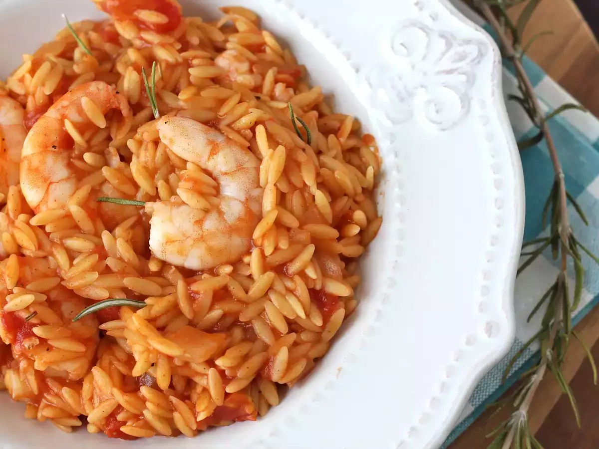 Orzo pasta with tomatoes and shrimp, cooked risotto-style - photo 4