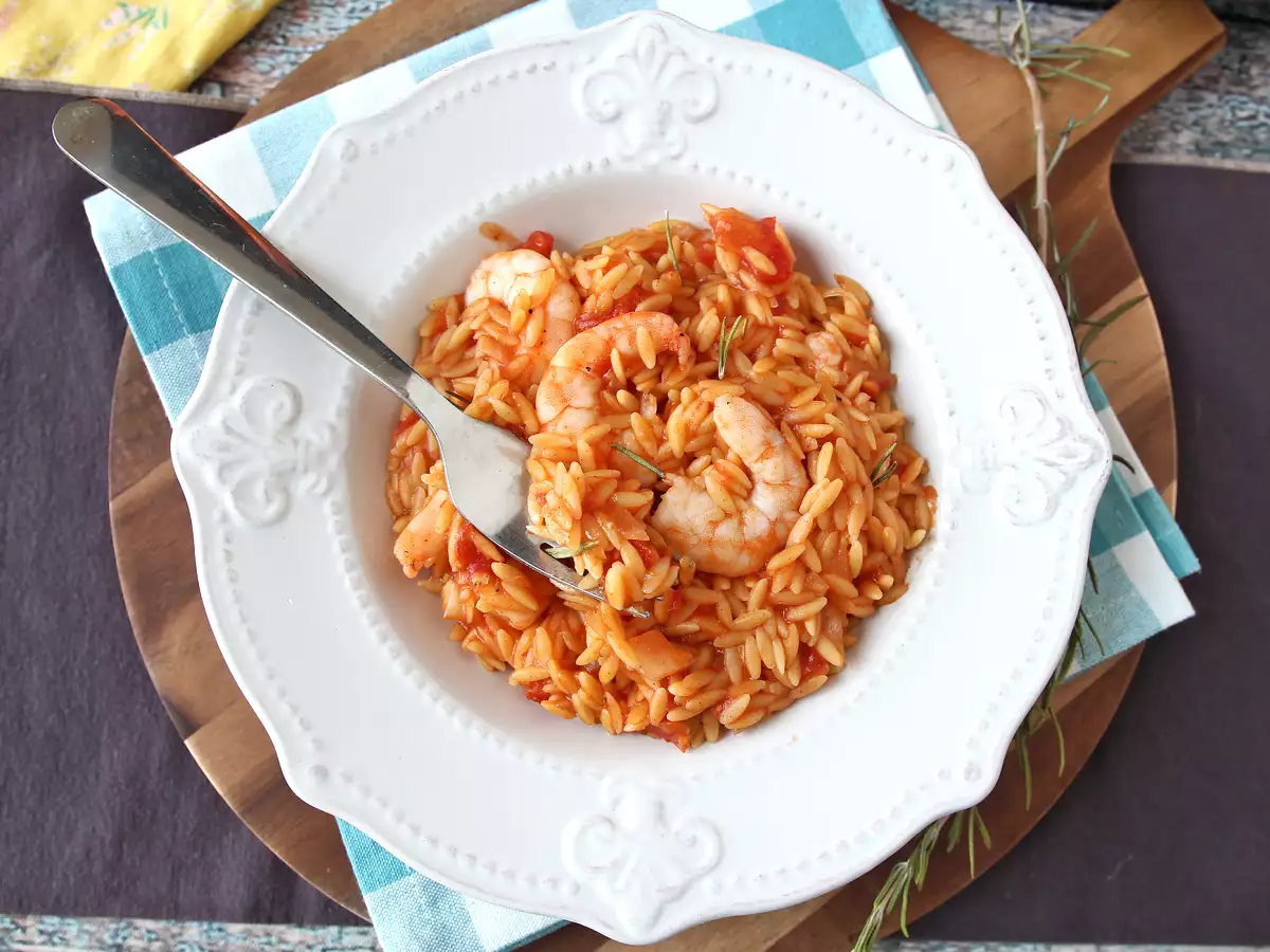 Orzo pasta with tomatoes and shrimp, cooked risotto-style - photo 6