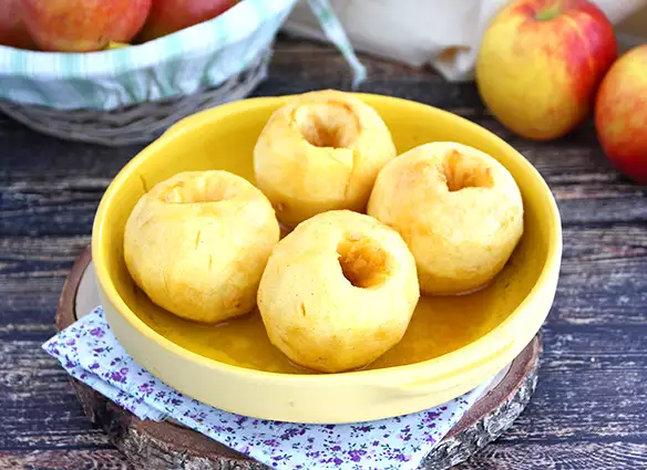 Recipe for oven-baked apples with cinnamon