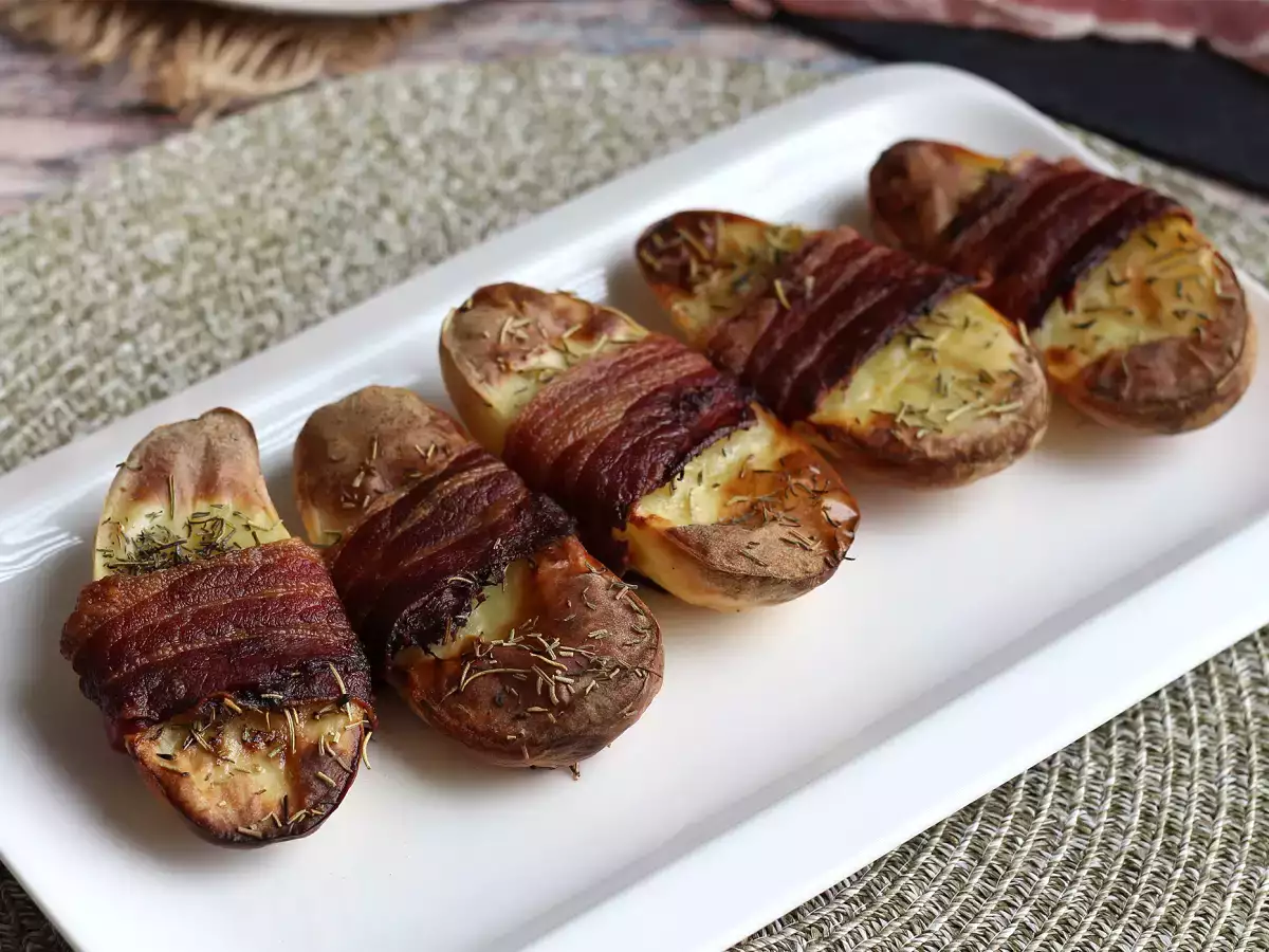Oven-baked potatoes wrapped in bacon - photo 2