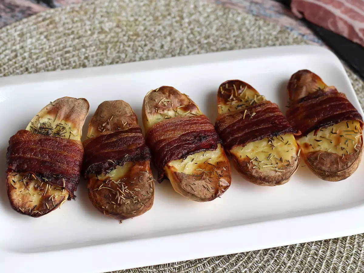 Oven-baked potatoes wrapped in bacon - photo 3
