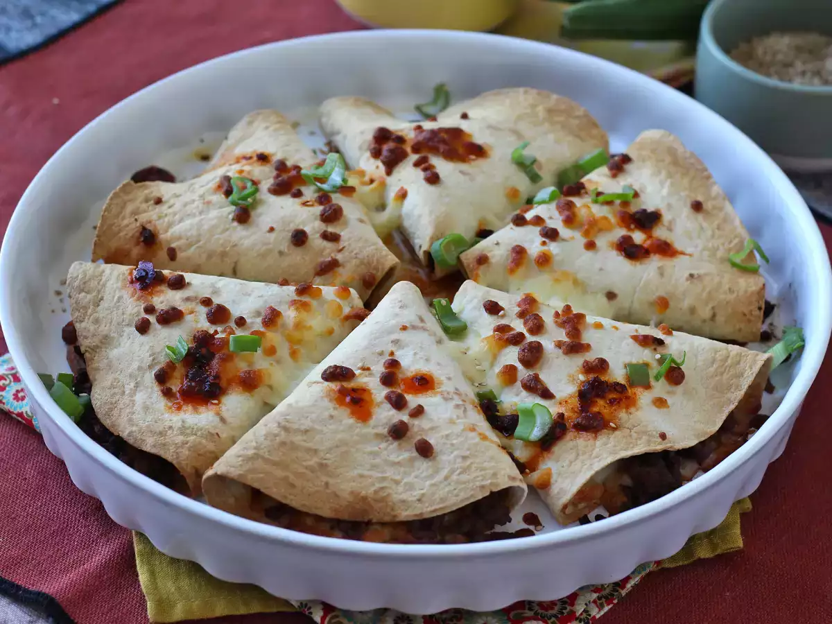 Oven-baked quesadilla-style tortillas filled with spicy beef - photo 2