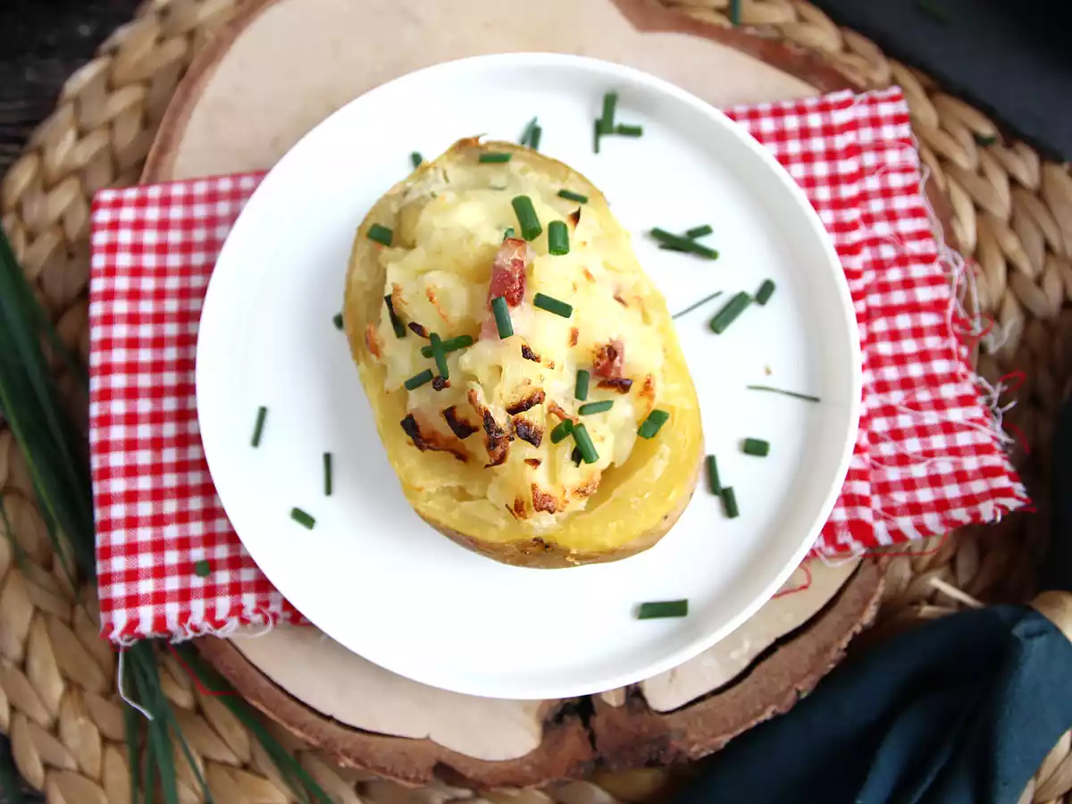 Oven-baked stuffed potatoes with bacon and cheese - photo 2