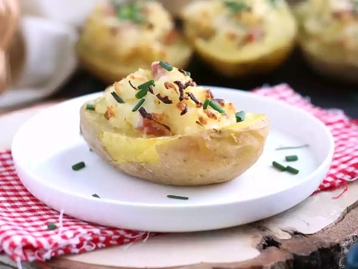 Oven-baked stuffed potatoes with bacon and cheese - photo 3