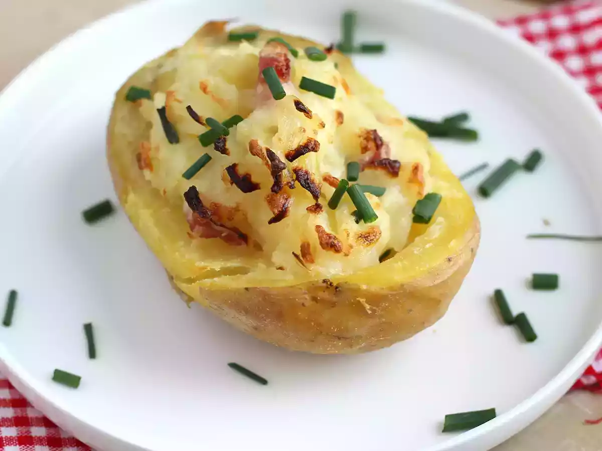 Oven-baked stuffed potatoes with bacon and cheese - photo 4