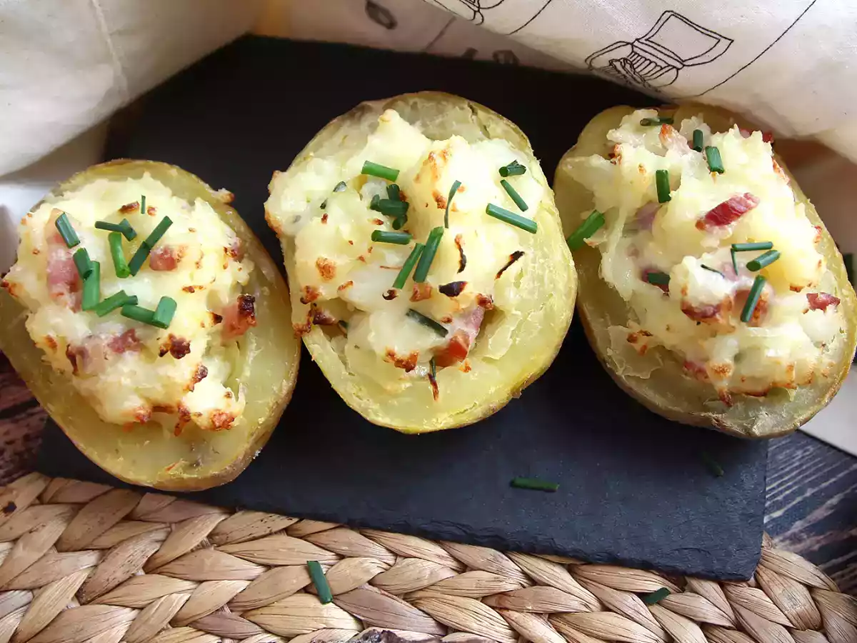 Oven-baked stuffed potatoes with bacon and cheese - photo 5