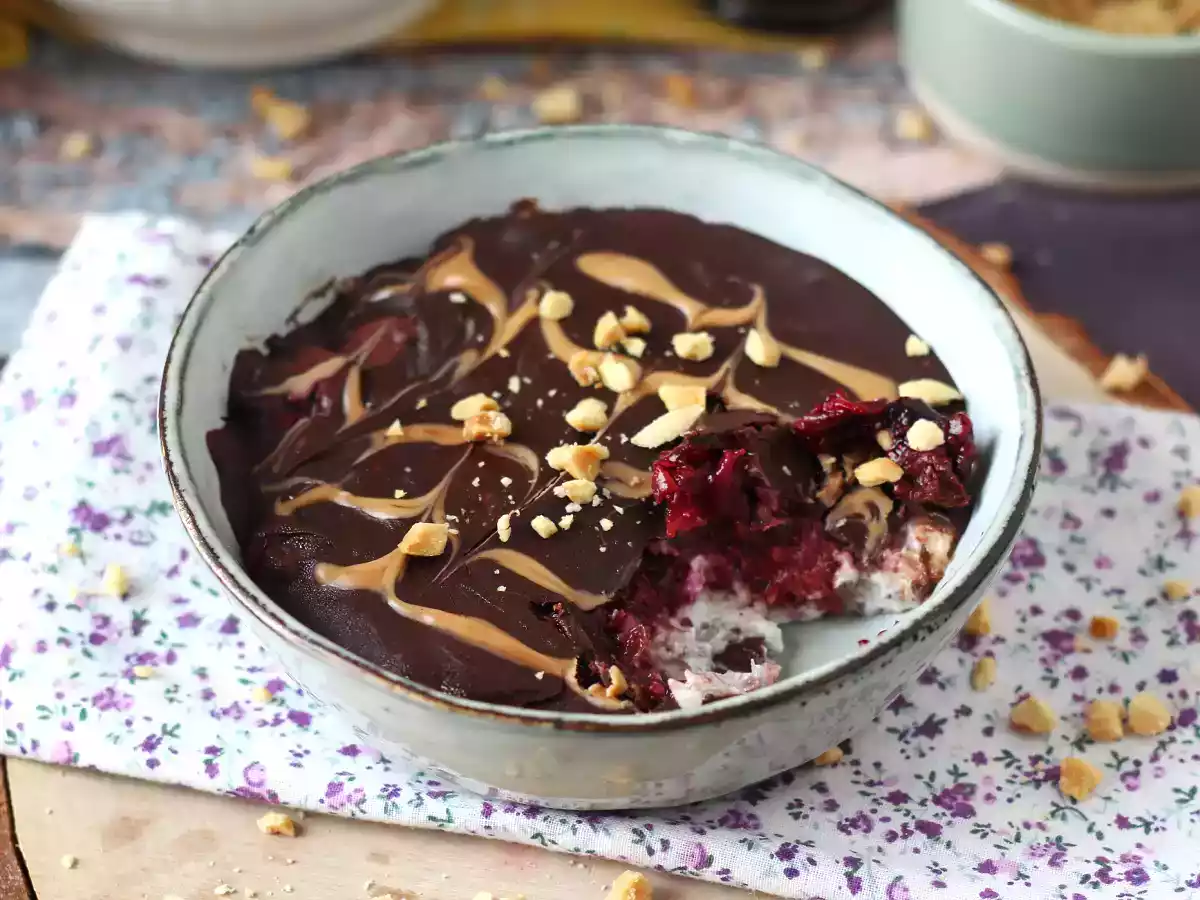 Overnight oat, red berries and chocolate, a healthy and filling breakfast!