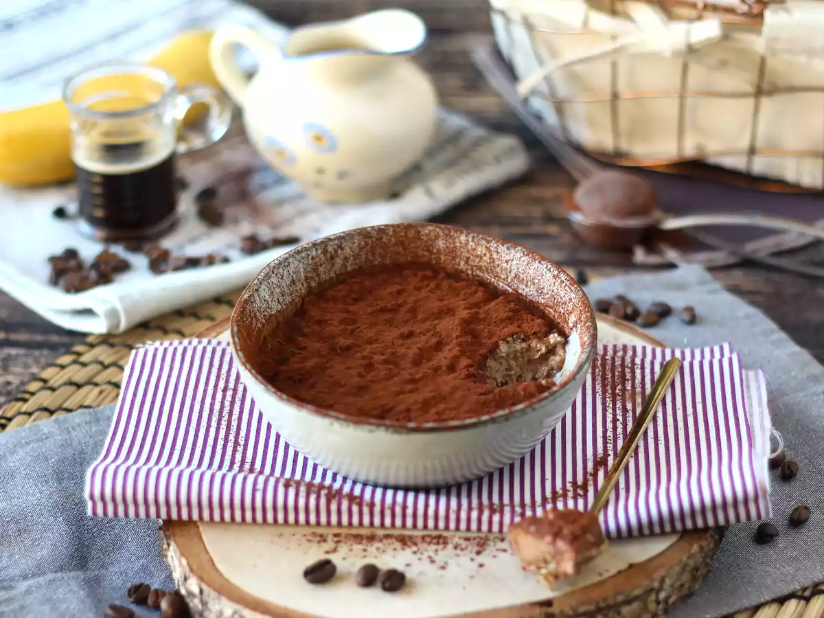 Overnight oats that taste like tiramisu, the perfect coffee and cocoa breakfast!
