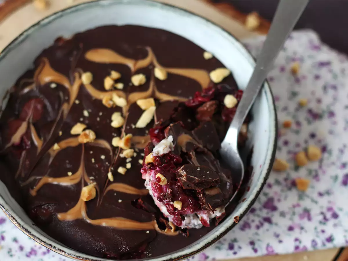 Overnight oats with red berries and chocolate, a healthy and filling breakfast! - photo 2