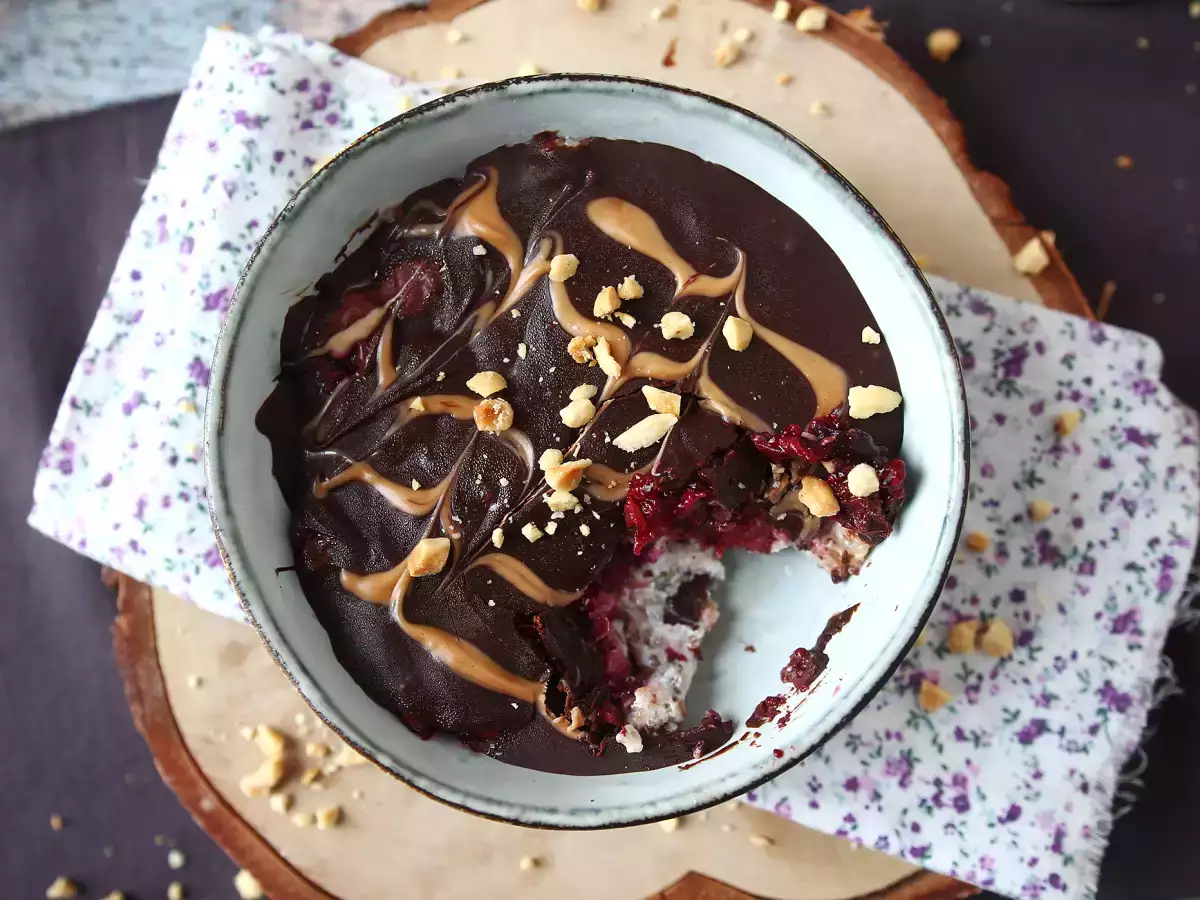 Overnight oats with red berries and chocolate, a healthy and filling breakfast! - photo 3