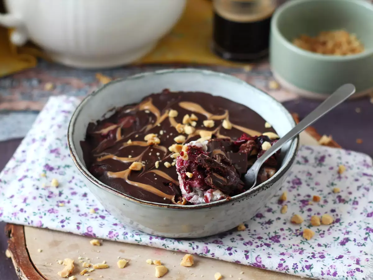 Overnight oats with red berries and chocolate, a healthy and filling breakfast! - photo 7