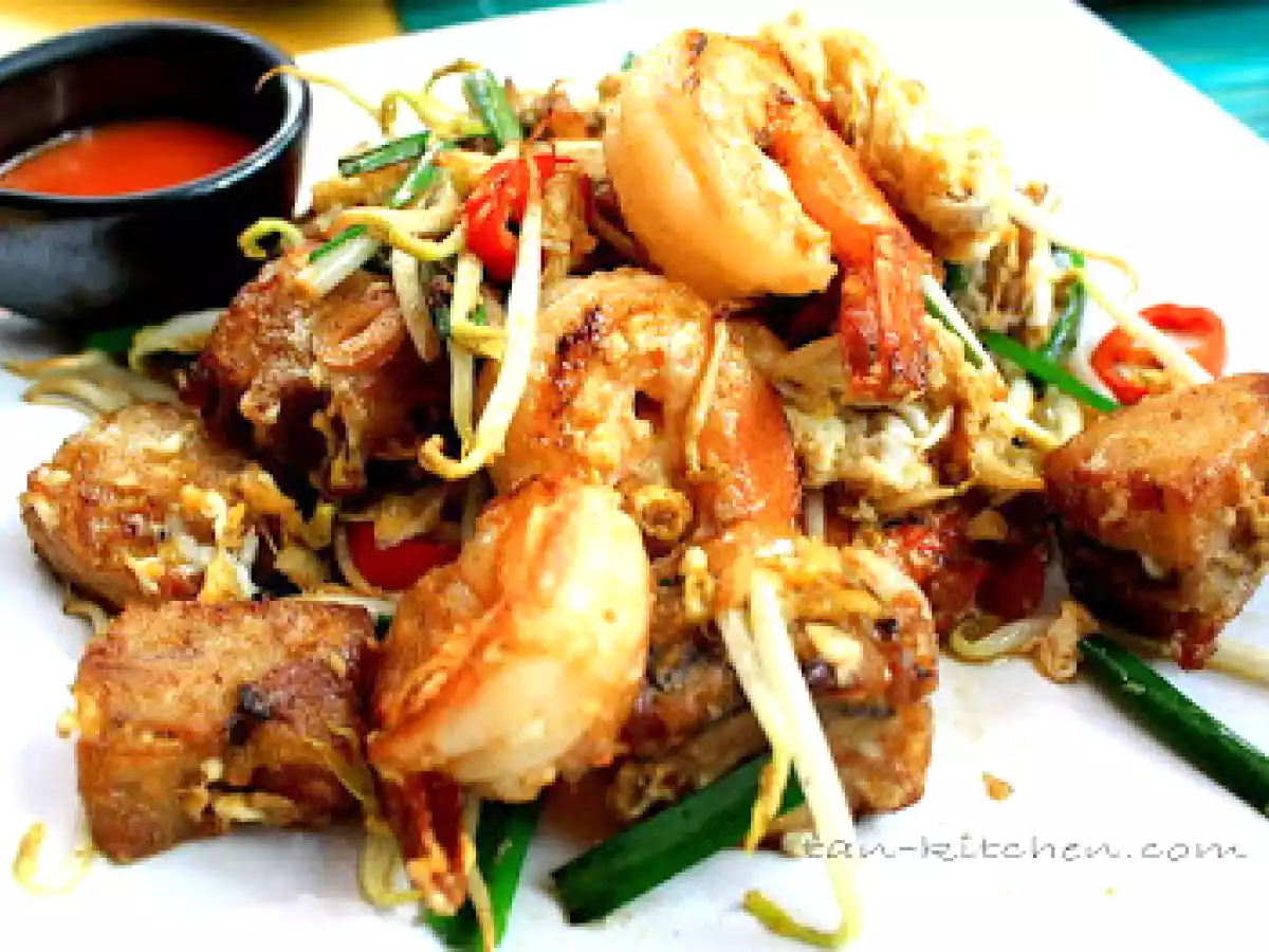 Pad Kha-Nom Pak Kard Goong (Stir-Fried Radish Cake with Shrimp)