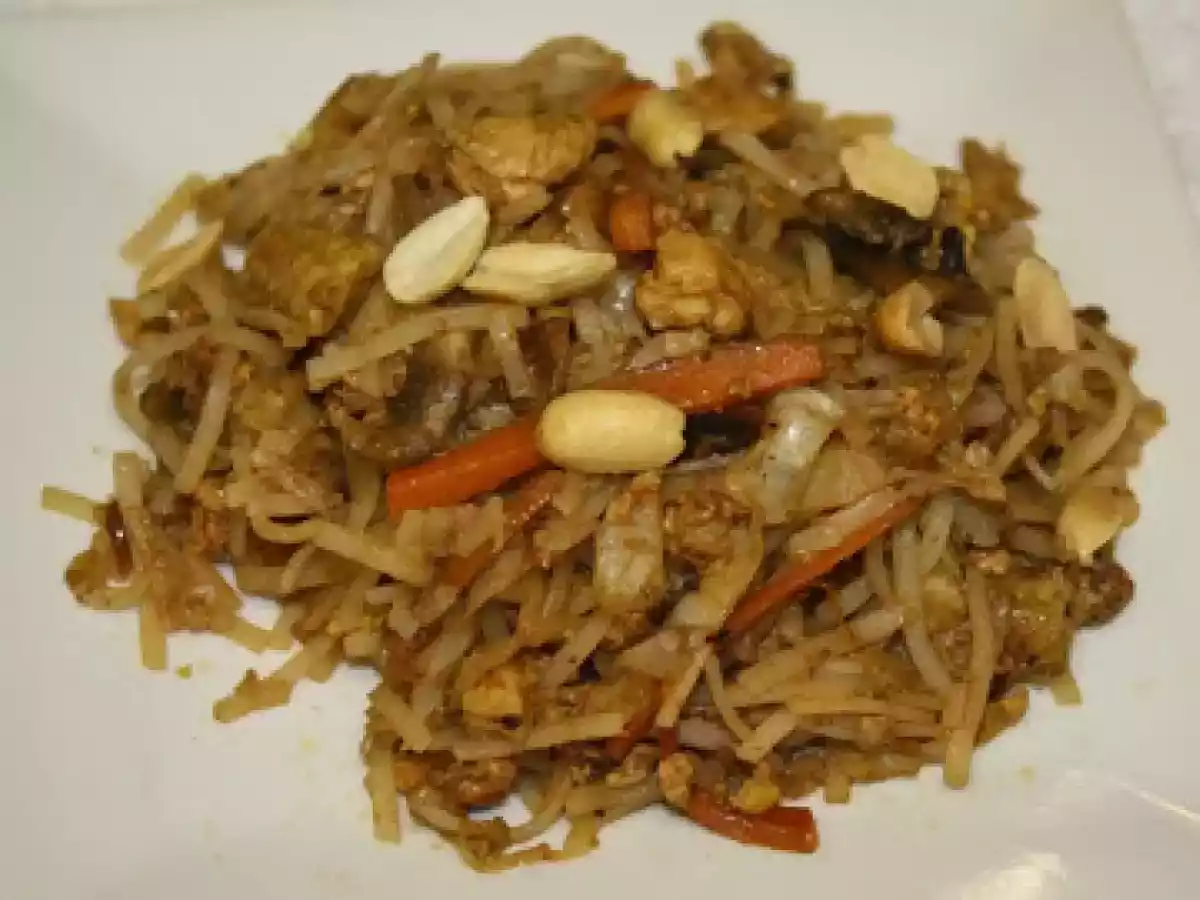 Pad Thai Rice Noodles and Chicken Satay with Spicy Peanut Butter Sauce