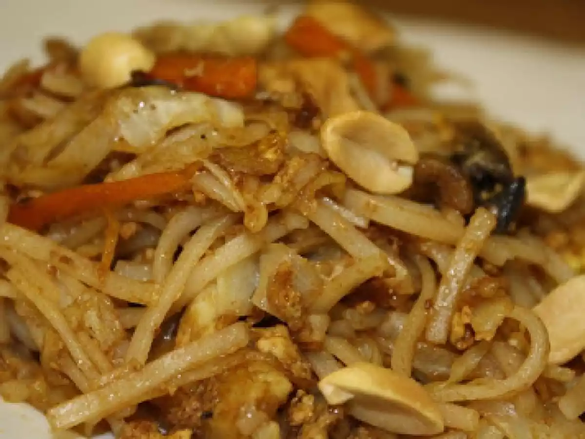 Pad Thai Rice Noodles and Chicken Satay with Spicy Peanut Butter Sauce - photo 2