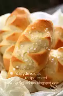 Pain au lait recipe: delicious mini milk bread!
