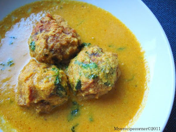 Pakoda Kurma/Pakora Korma( Chickpea flour fritters in coconut curry).