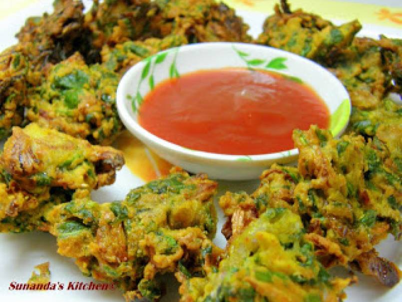 Palak Pakora (Spinach onion pakora)