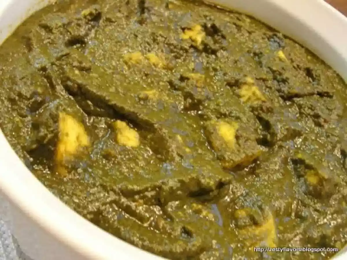 Palak Paneer (Cottage Cheese cooked in Spinach Curry)