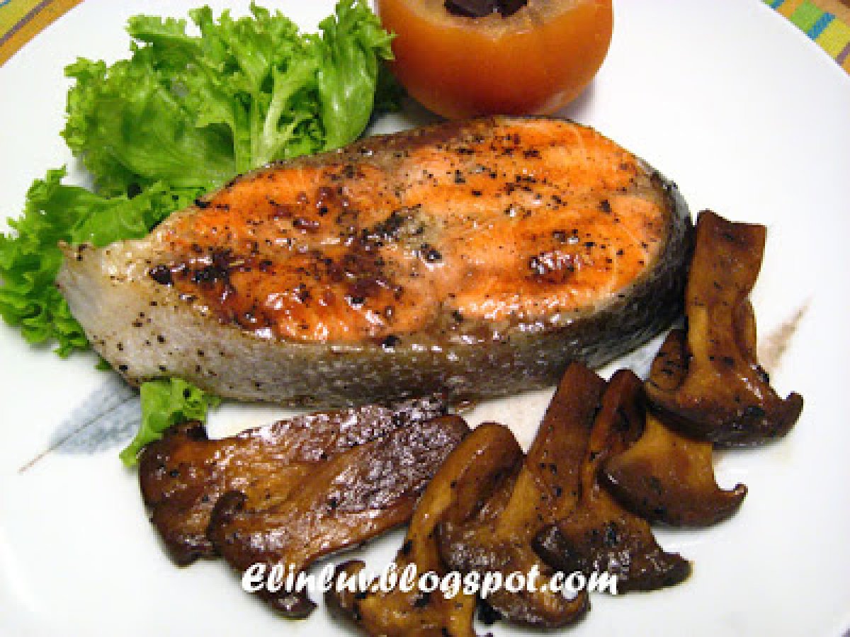 Pan fried salmon steak with red wine sauce, Recipe Petitchef