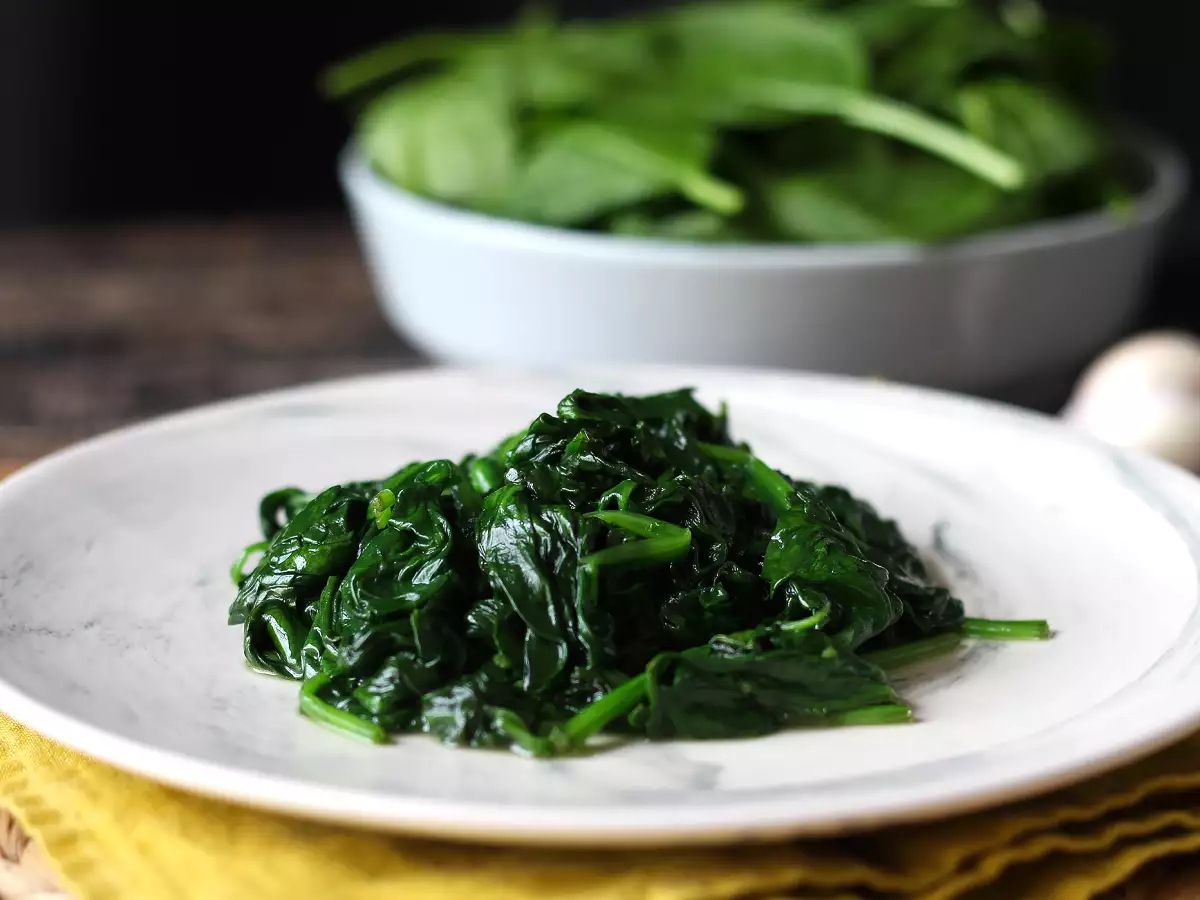 Pan-fried spinach, the tasty and easy-to-prepare side dish - photo 2