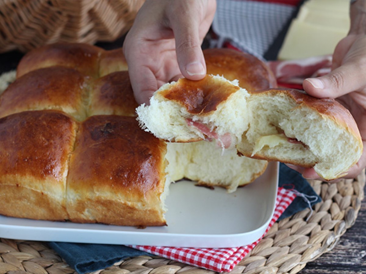 Pancetta and cheese stuffed buns - Tanghzong method