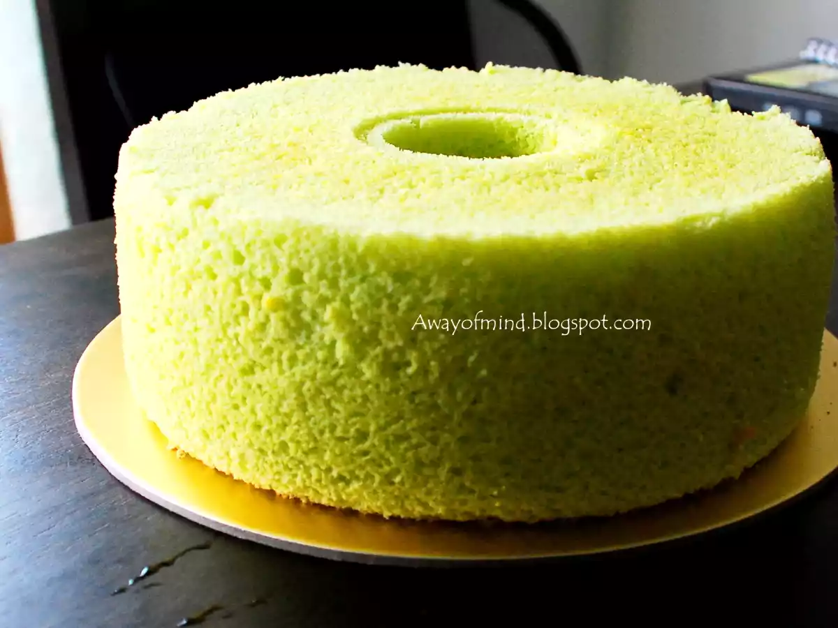 Pandan chiffon cake