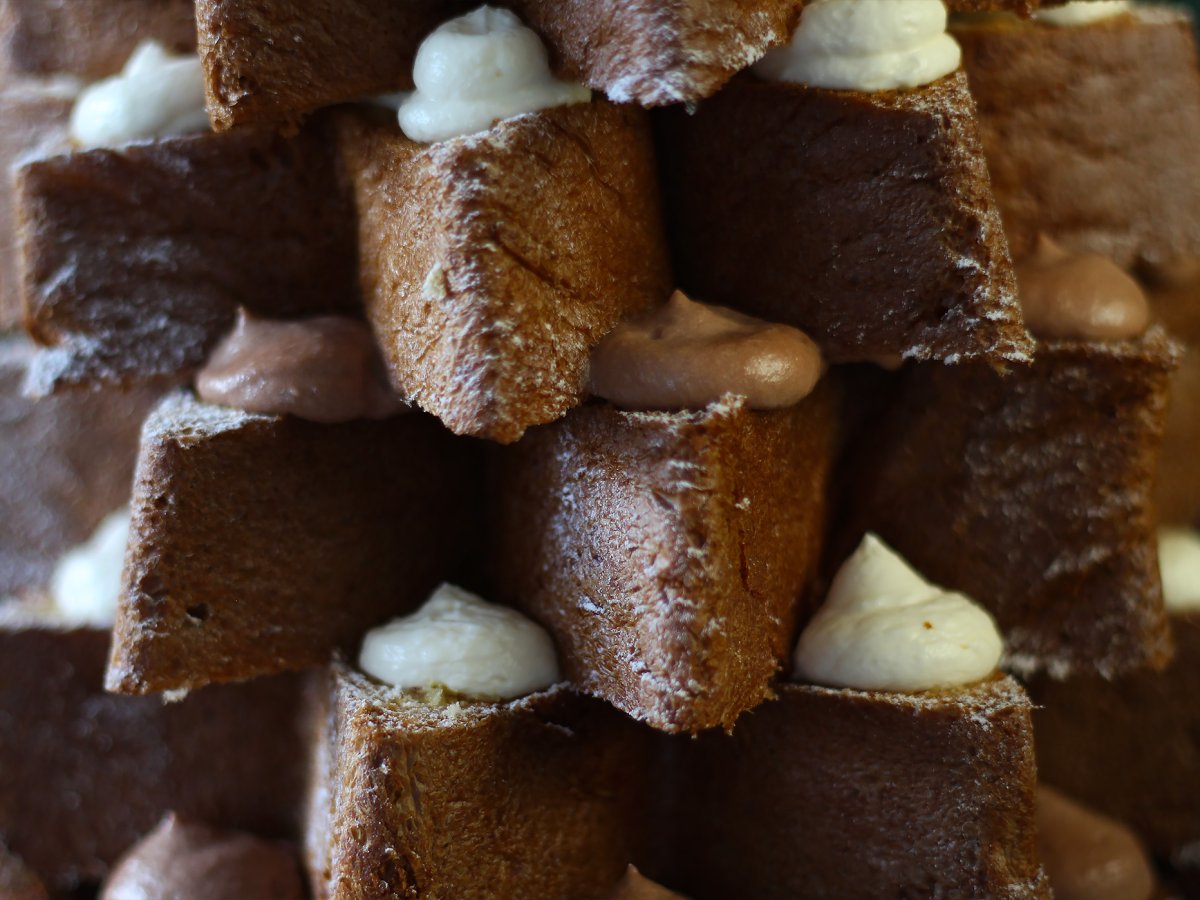 Pandoro brioche filled with Nutella cream and vanilla cream in the shape of a Christmas tree - photo 2