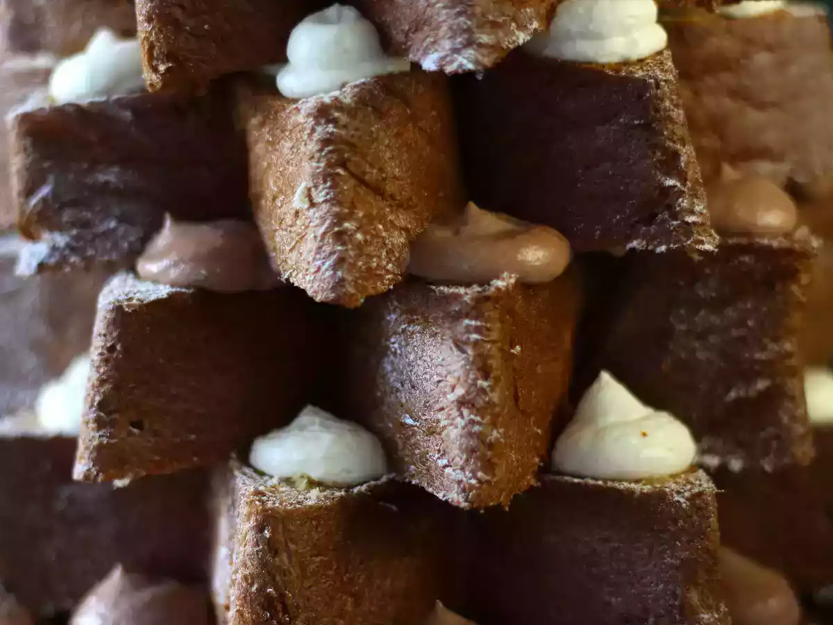 Pandoro brioche filled with nutella cream and vanilla cream in the shape of a christmas tree - photo 2