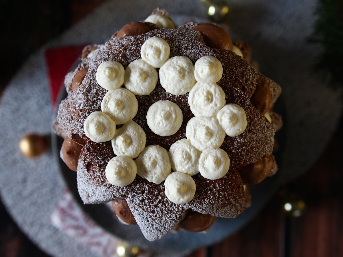 Pandoro brioche filled with Nutella cream and vanilla cream in the shape of a Christmas tree - photo 3