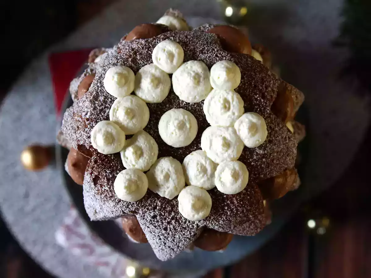 Pandoro brioche filled with nutella cream and vanilla cream in the shape of a christmas tree - photo 3