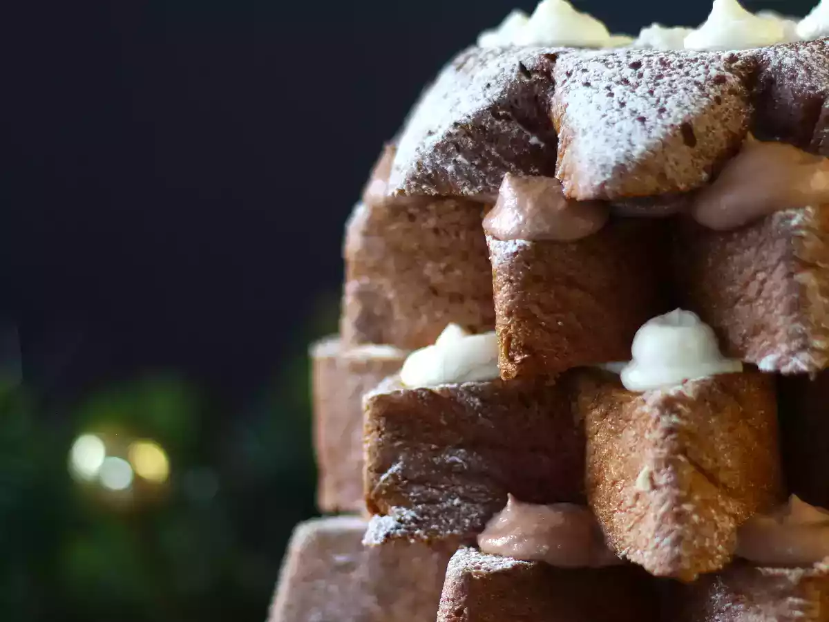 Pandoro brioche filled with nutella cream and vanilla cream in the shape of a christmas tree - photo 4