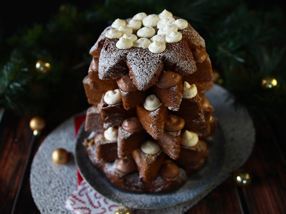 Pandoro brioche filled with Nutella cream and vanilla cream in the shape of a Christmas tree - photo 5