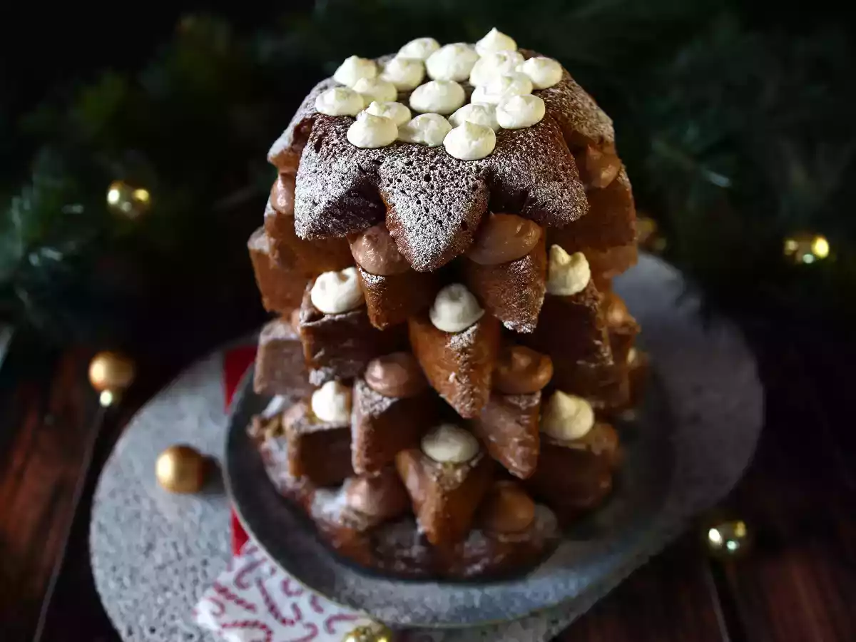 Pandoro brioche filled with nutella cream and vanilla cream in the shape of a christmas tree - photo 5