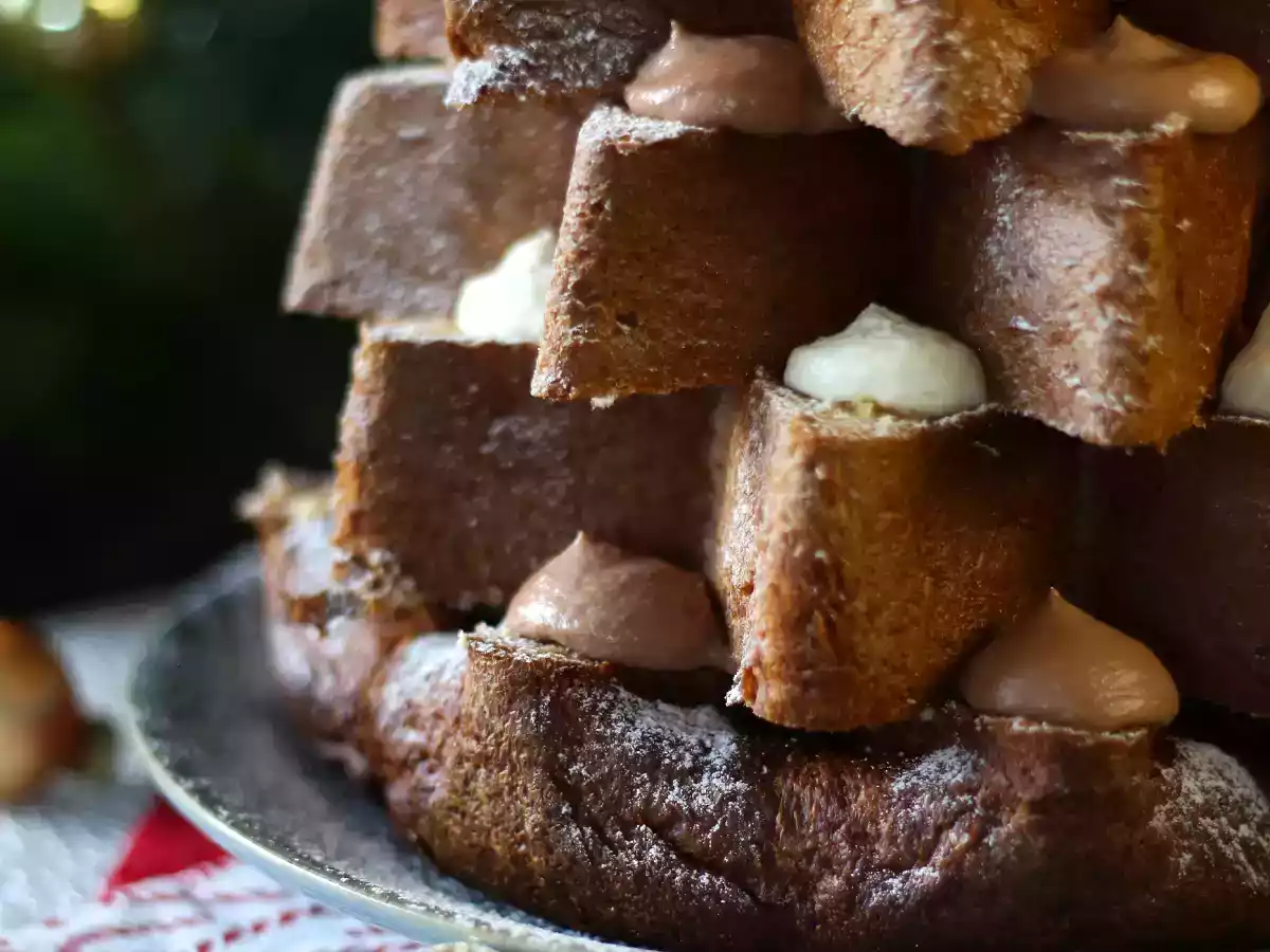 Pandoro brioche filled with nutella cream and vanilla cream in the shape of a christmas tree - photo 6