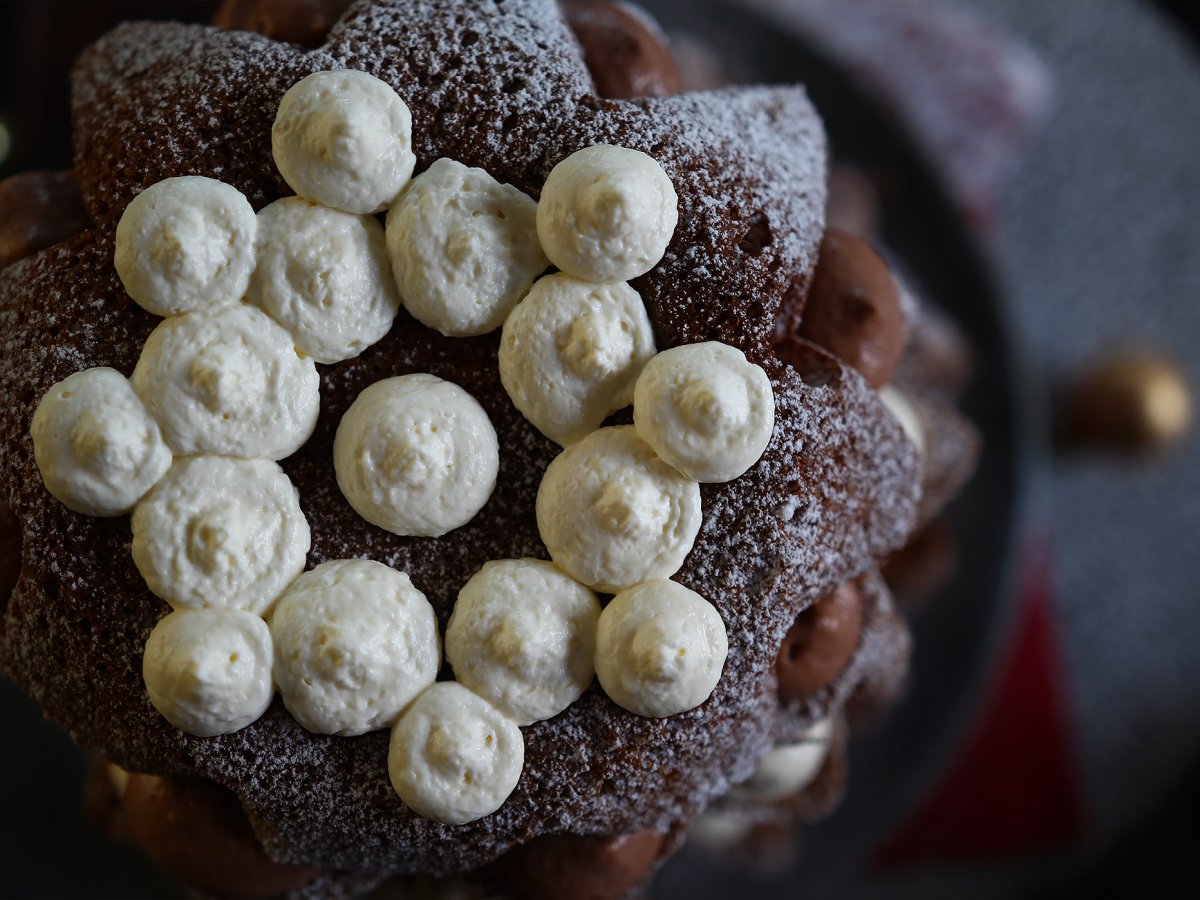 Pandoro brioche filled with Nutella cream and vanilla cream in the shape of a Christmas tree - photo 8