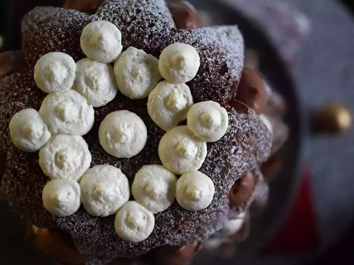 Pandoro brioche filled with nutella cream and vanilla cream in the shape of a christmas tree - photo 8