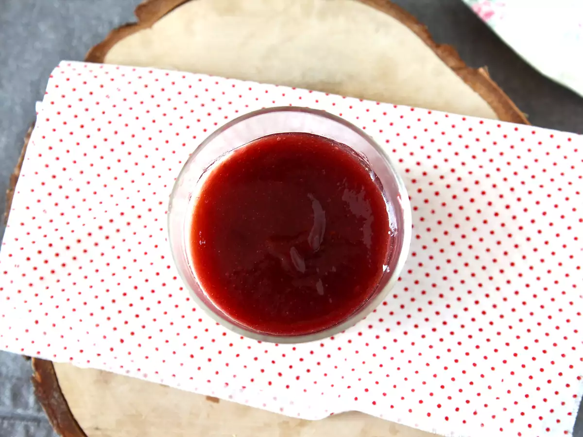 Panna cotta with mixed berry coulis - photo 3