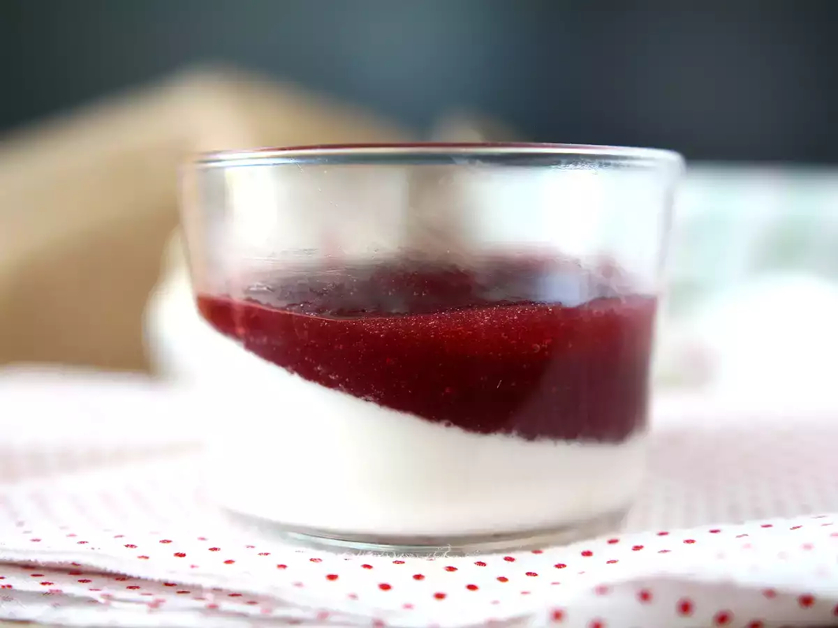 Panna cotta with red fruit coulis - photo 2