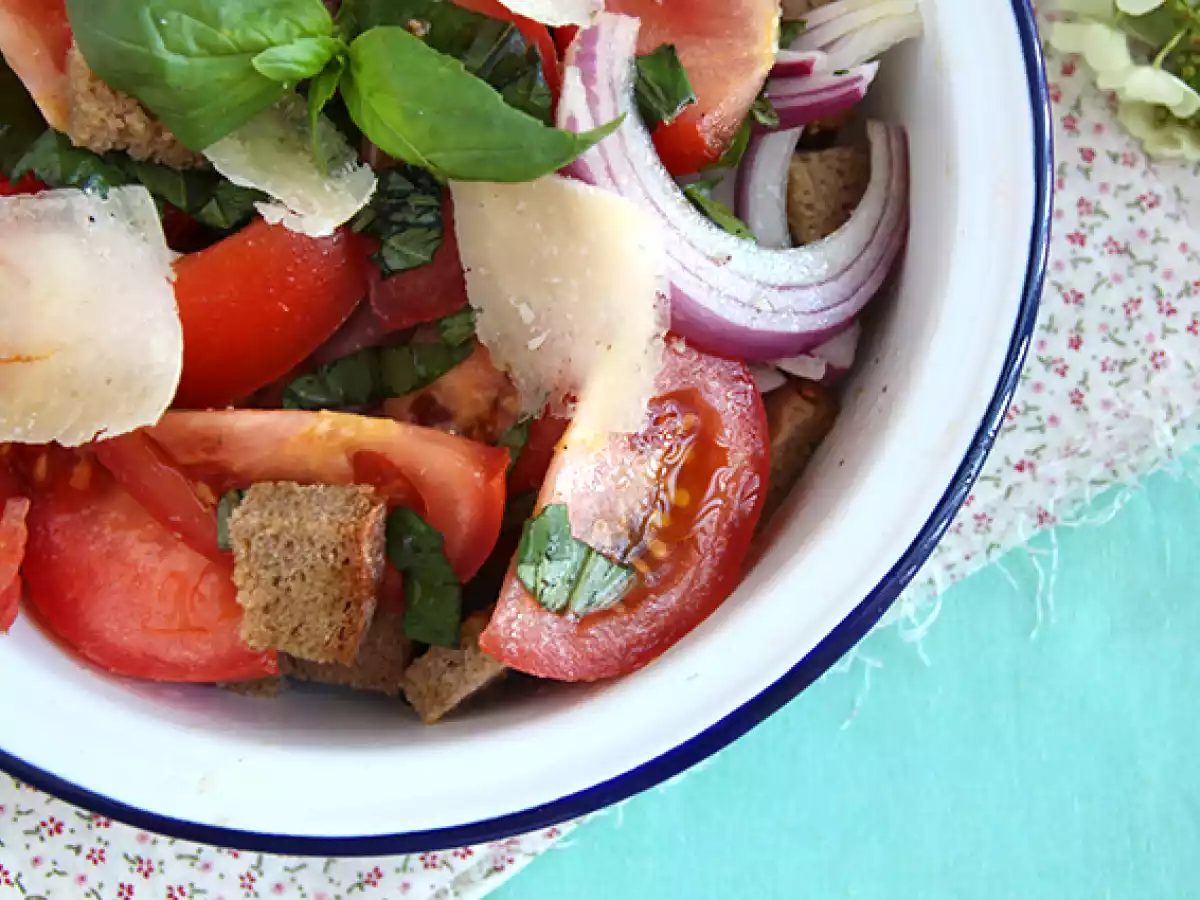 Panzanella salad - italian bread salad