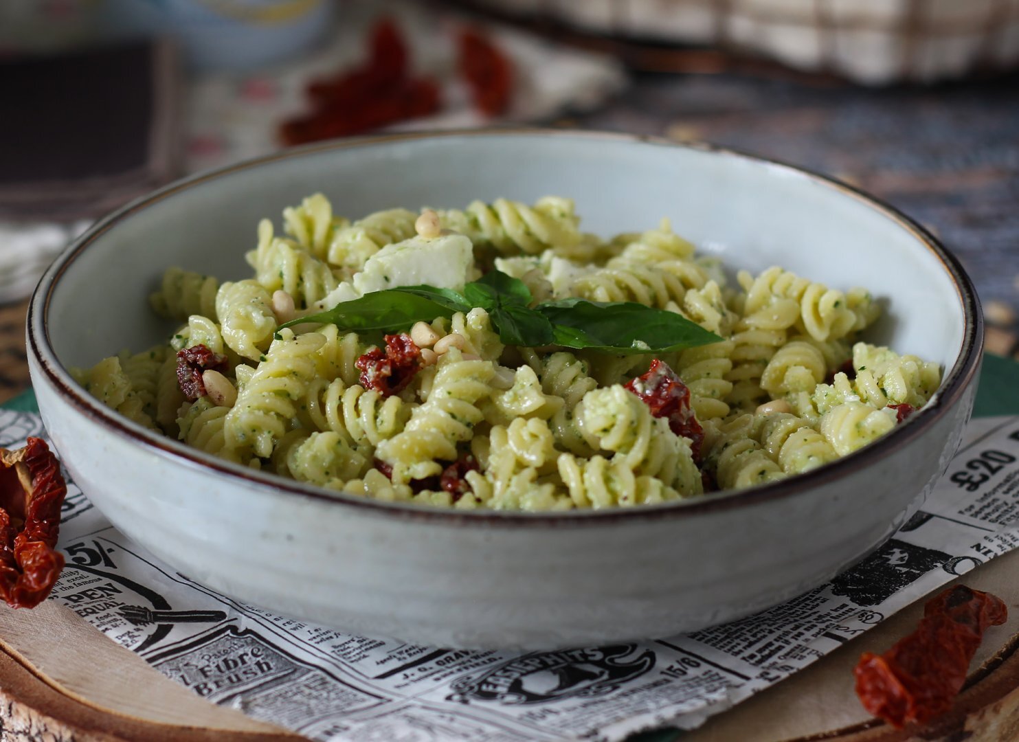 Pasta salad with zucchini pesto, mozzarella and dried tomatoes Recipe